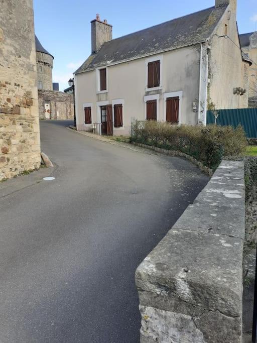 Charming Detached 2 Bedroom Ancient House In Medieval Quarter Of A Small Town In The Pays De La Loire, France Sillé-le-Guillaume Esterno foto