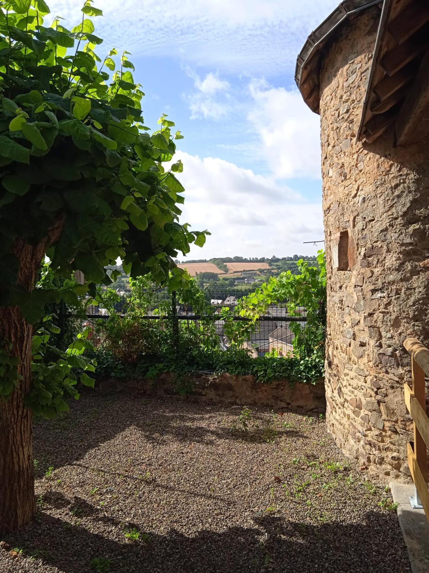Charming Detached 2 Bedroom Ancient House In Medieval Quarter Of A Small Town In The Pays De La Loire, France Sillé-le-Guillaume Esterno foto
