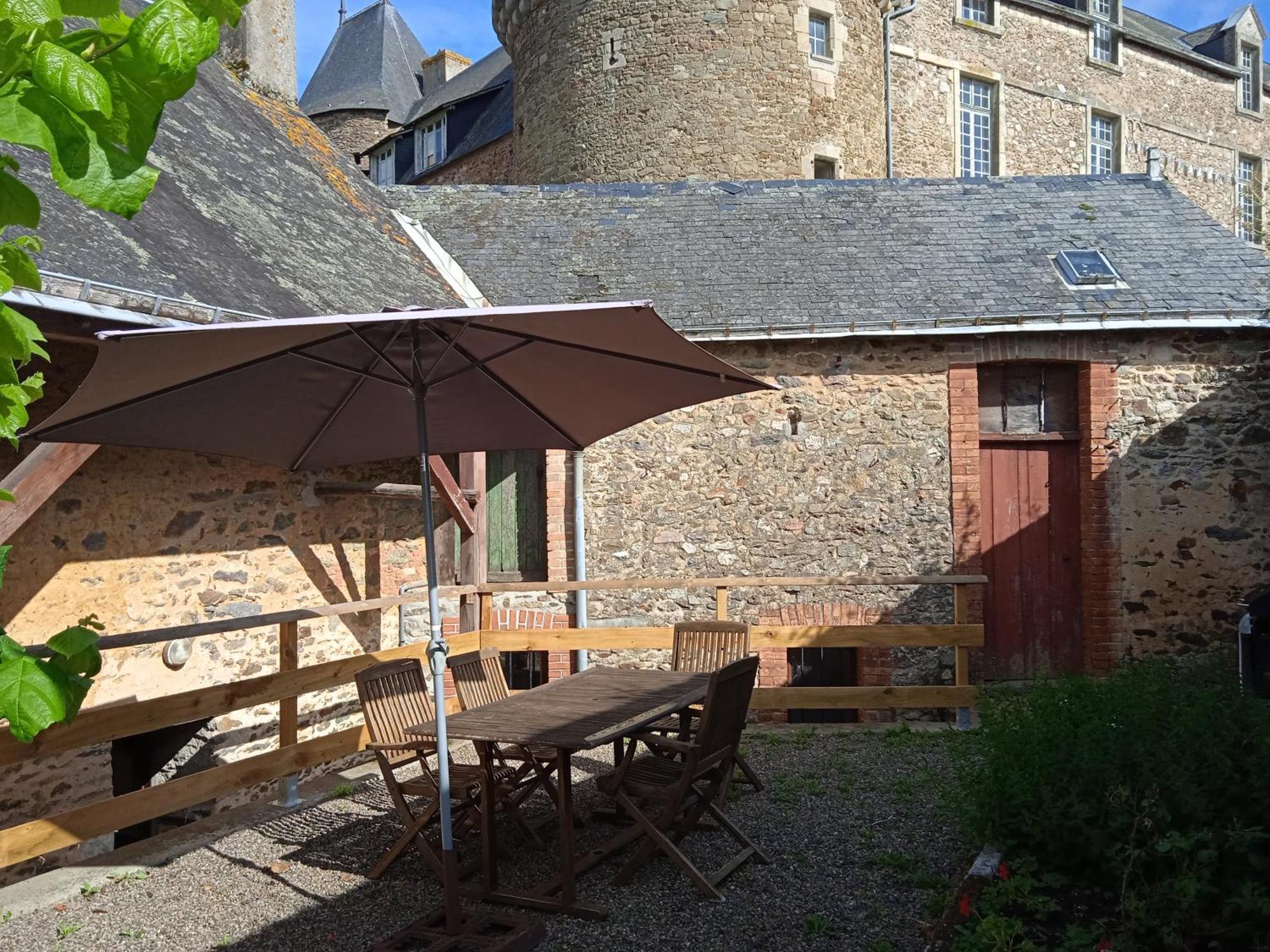 Charming Detached 2 Bedroom Ancient House In Medieval Quarter Of A Small Town In The Pays De La Loire, France Sillé-le-Guillaume Esterno foto